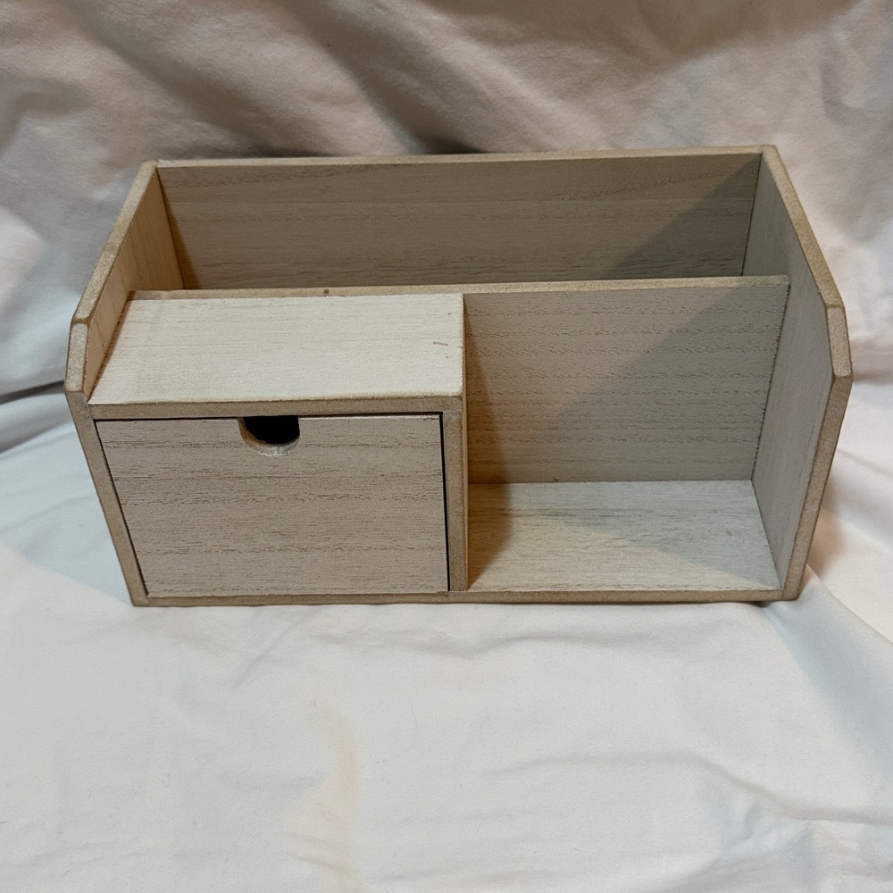 NWOT Rustic Cream Colored Wooden Calendar Mail Organizer - Picture 4 of 9